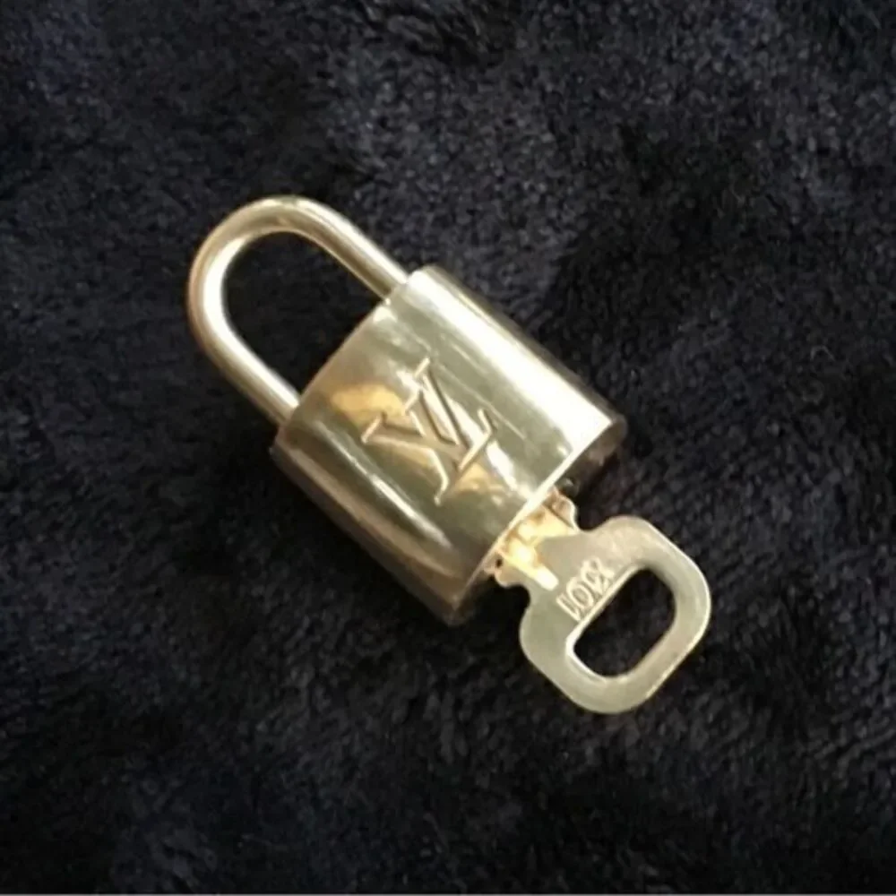 AUTHENTIC Near Mint Louis Vuitton lock and key - Picture 9 of 13